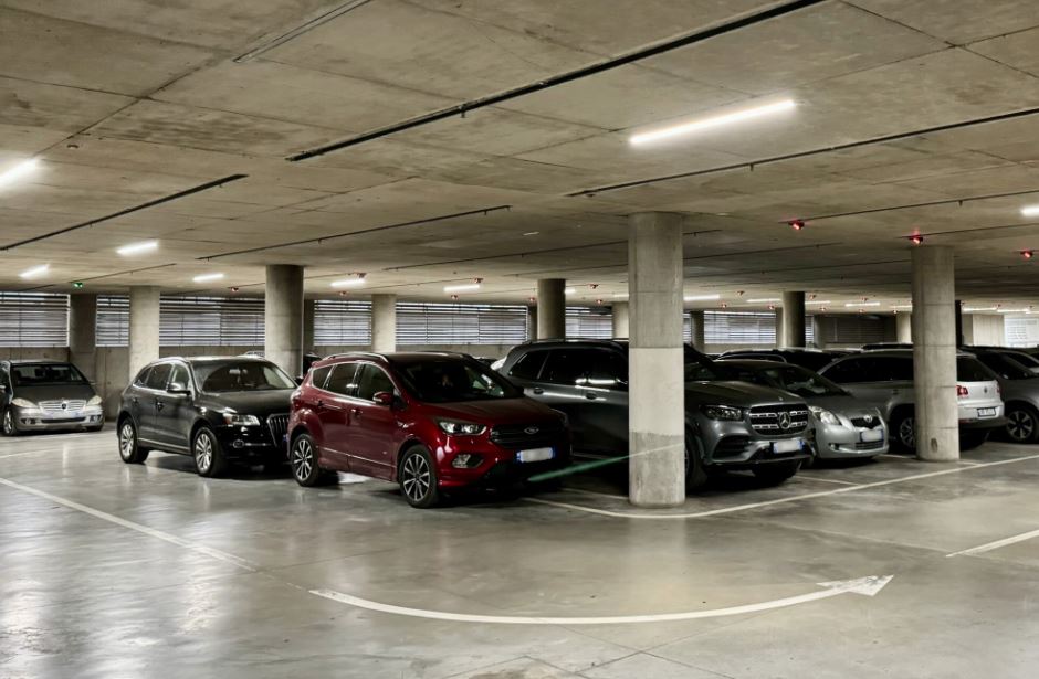 Parkimi në Tiranë kalon online, aplikacioni i ri synon të ulë radhët dhe procedurat fizike